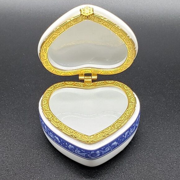 White Porcelain Vintage Cobalt Blue Floral Butterfly Gold Trim Trinket Box - Picture 11 of 12